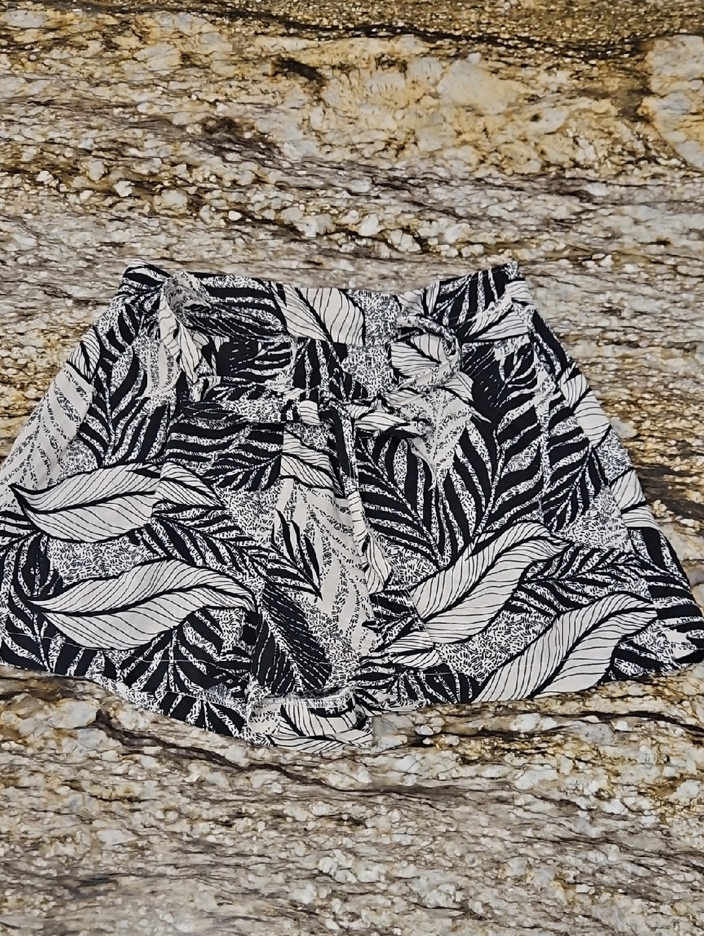 ASTR Women's Black & White Leaf Print Mini Shorts. Size M